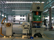 Nivelando a automatização de perfuração do equipamento do Straightener do alimentador da bobina 12 meses de garantia