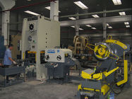 Rolo da folha de metal que carimba a linha de produção automatizada de recepção da máquina de perfuração da imprensa