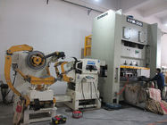 Quadro material pesado Unpowered Decoiling e endireitamento da automatização do perfurador da máquina